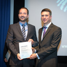 Auszeichnung in der BMBF-Nachwuchsförderung: Staatssekretär Stefan Müller MdB übergibt Förderbescheid an KontiKat-Projektleiter Dr. Christian Reuter Auszeichnung in der BMBF-Nachwuchsförderung: Staatssekretär Stefan Müller MdB übergibt Förderbescheid an KontiKat-Projektleiter Dr. Christian Reuter