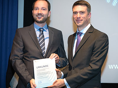 Auszeichnung in der BMBF-Nachwuchsförderung: Staatssekretär Stefan Müller MdB übergibt Förderbescheid an KontiKat-Projektleiter Dr. Christian Reuter Auszeichnung in der BMBF-Nachwuchsförderung: Staatssekretär Stefan Müller MdB übergibt Förderbescheid an KontiKat-Projektleiter Dr. Christian Reuter