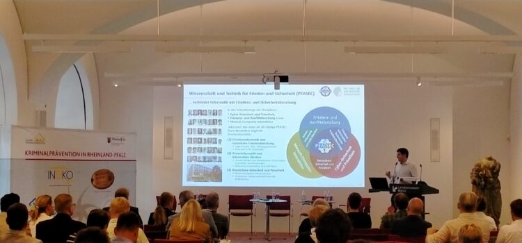 Julian Bäumler presenting PEASEC's research at the Day of Prevention in Mainz.