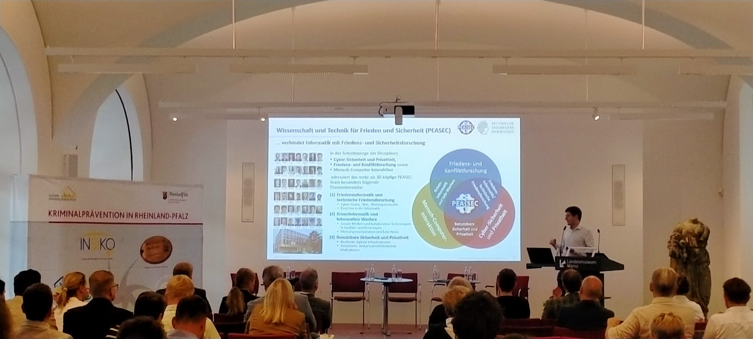 Julian Bäumler presenting PEASEC's research at the Day of Prevention in Mainz. 